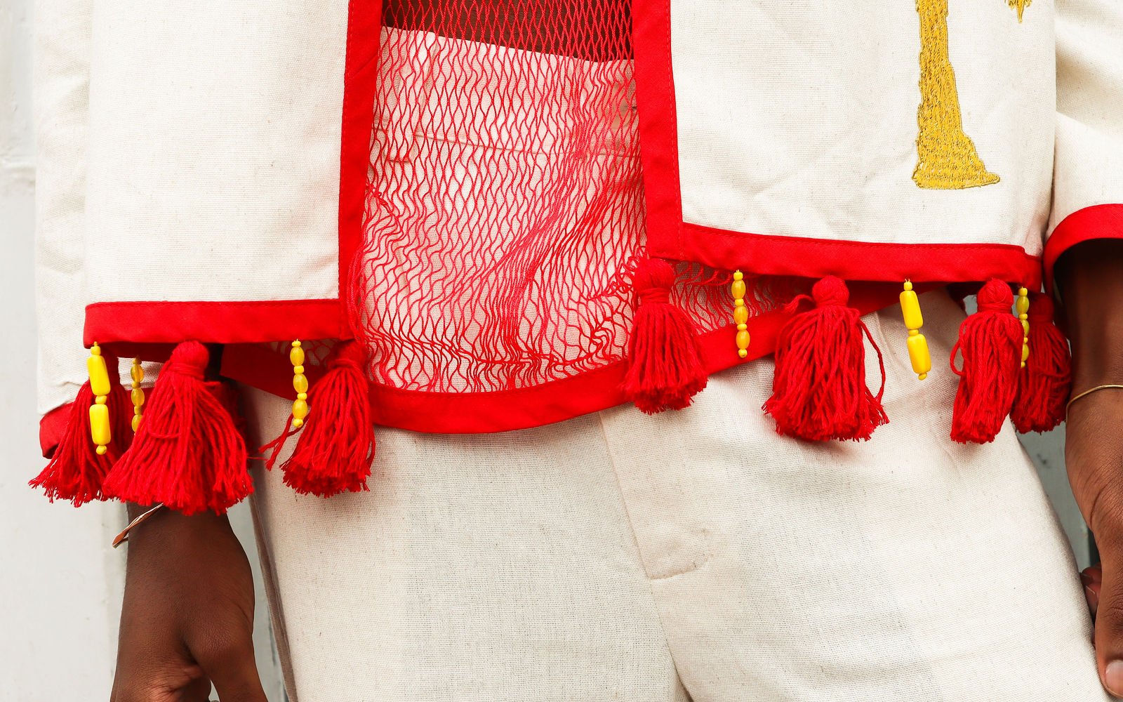 Detalle: Tierra, Borlas rojas
