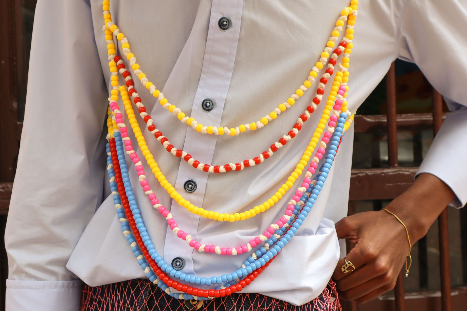 Detalle: Pescador, Collares de colores