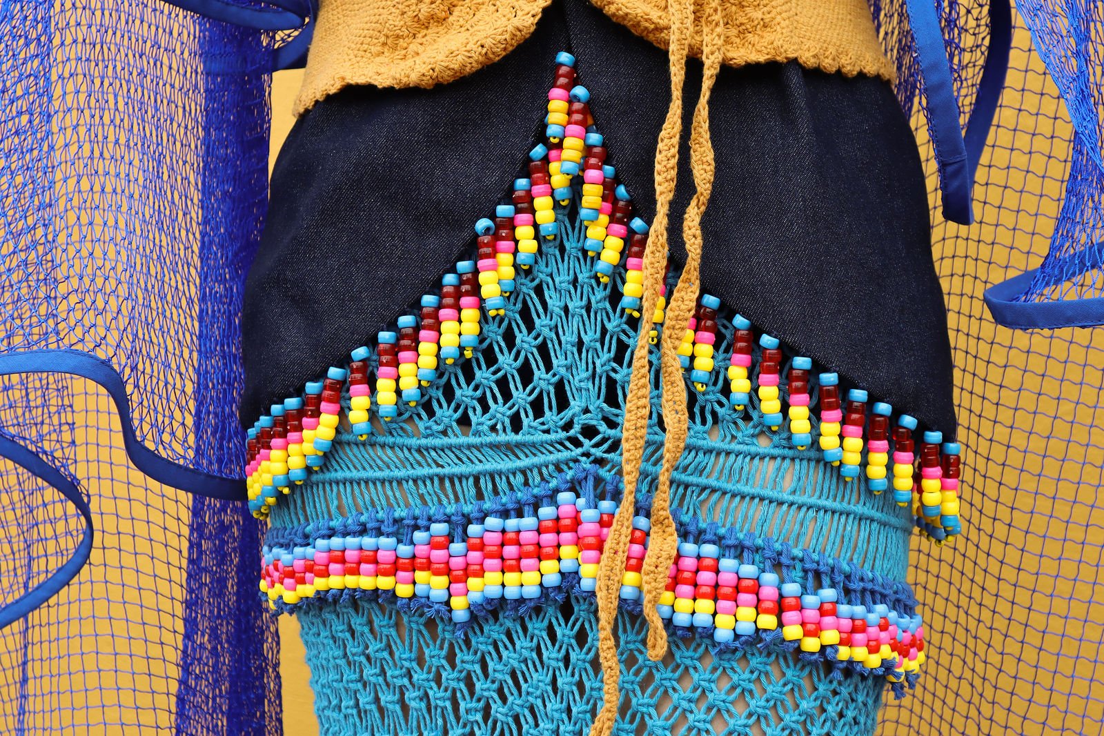 Detalle: Agua, Fleco de colores