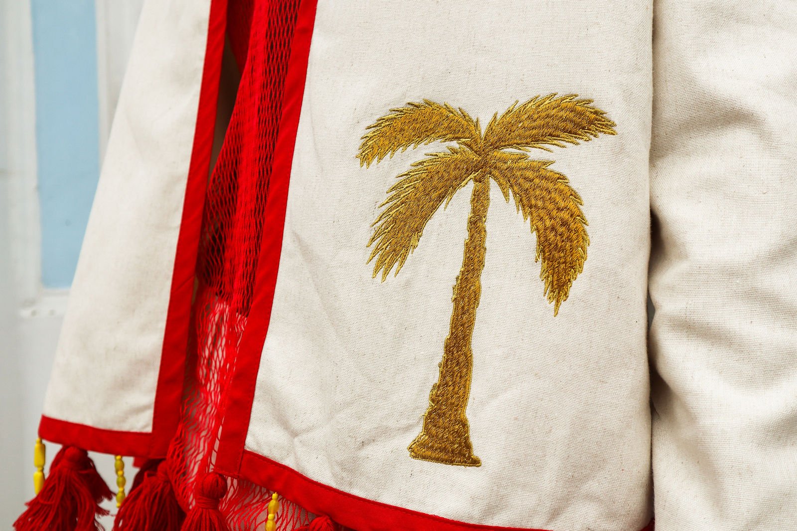 Palmera bordada en hilo dorado, detalle de la colección Palafitos